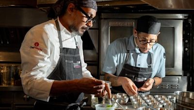 El chef Carlos Portela cocina en la Casa de James Beard