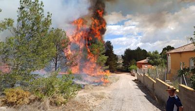 Un incendio junto a una zona residencial de Montroi obliga a desalojar las primeras viviendas