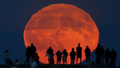 See A ‘Super Harvest Moon Eclipse’ And Saturn: The Night Sky This Week