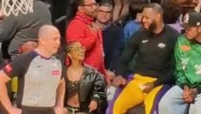 LeBron James aprovecha para coquetear durante un partido