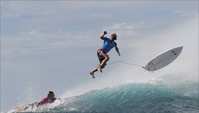 Alan Cleland quedó eliminado de París 2024 tras caer en octavos del surf ante Joan Duru