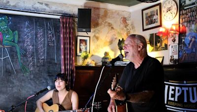 Wish You Were Here - Pink Floyd's guitarist duets with daughter at pub