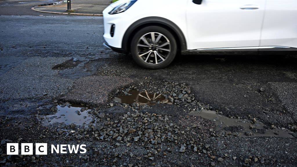 Pothole damage costs average driver £460 - RAC