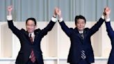 Shinzo Abe, tan popular como divisivo