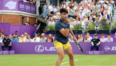 Carlos Alcaraz vence a Cerúndolo en Queen's