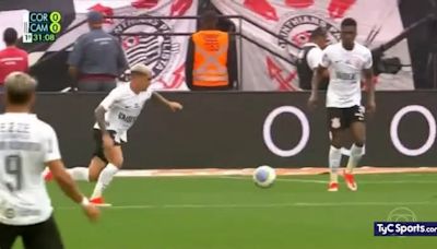 La fuerte patada que recibió Matías Zaracho en la rodilla en el partido frente a Corinthians.