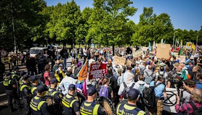 Más de 1.500 ecologistas detenidos en Países Bajos por cortar una autopista en La Haya