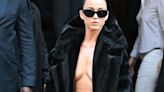 Katy Perry marca “uve de abdomen” como un gym bro y luce una cola de veinte metros en París