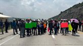 Mantienen bloqueo en autopista Arco Norte; ejidatarios traileros tratan de protegerse