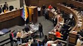 Oposición y ala de Evo Morales del MAS se toman la Asamblea de Bolivia y aprueban rápidamente leyes - La Tercera
