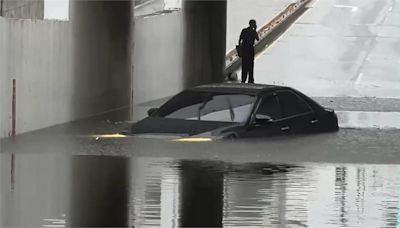 大雨開轟！竹南環市路地下道淹水 轎車「慘遭滅頂」畫面曝