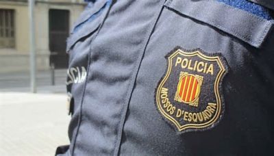 Un hombre incendia su casa, se atrinchera en la terraza y ataca a los mossos con un bate en Lleida