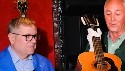 "Guardada en un desván": encontraron la guitarra que usó John Lennon para tocar en Help!