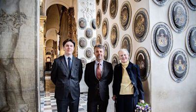 Christian de Dinamarca, con su padre y su abuela en un acto de gran simbolismo dinástico como heredero