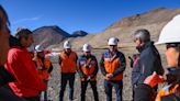 Retiran una montaña de rocas y basura arrojada desde Chile a la Argentina, tras una década de controversia