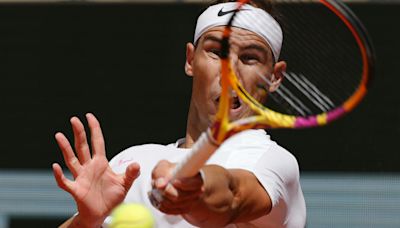 Nadal gana un set de entrenamiento en pista central de Roland Garros