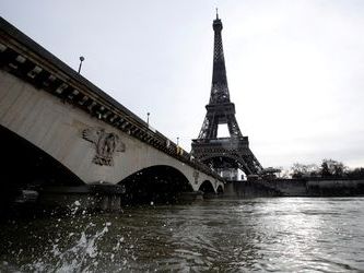 Alcaldesa de París nada en río Sena para dar certeza Juegos Olímpicos