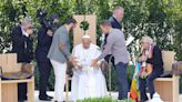 El papa abraza a un israelí y un palestino y denuncia la "derrota histórica" de la guerra