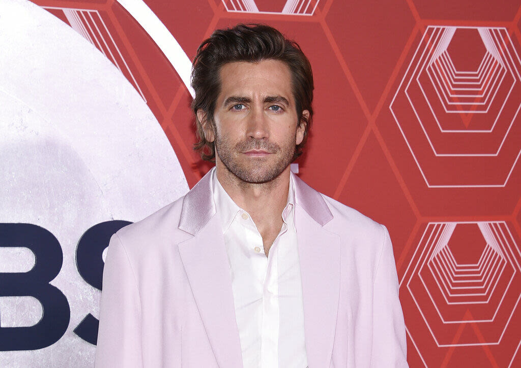 Jake Gyllenhaal channels Boyz II Men in ‘SNL’ musical monologue - WTOP News