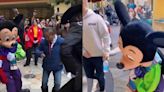 Mickey Mouse en Disneyland California sorprende a los visitantes bailando norteño