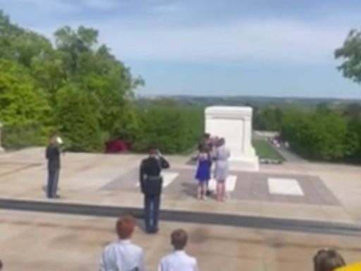NKY 8th graders place wreath at Tomb of the Unknown Soldier
