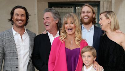 Goldie Hawn Wants To Make A Movie With Her Famous Family: “It Would Be So Fun & So Crazy”