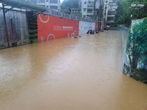 快訊／雨彈狂炸！新北汐止「大淹水」機車被淹沒 道路變黃河畫面曝光