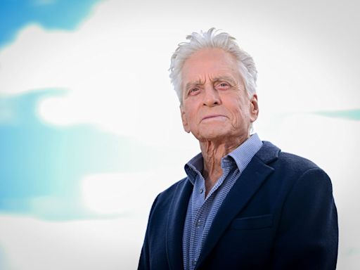 Michael Douglas celebra por todo lo alto su 80º cumpleaños en las fiestas regionales de Valldemossa, en Mallorca