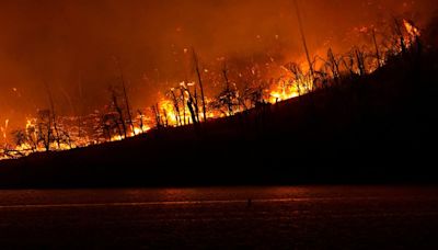 El incendio Thompson crece al norte de California y causa evacuaciones de emergencia para decenas de miles