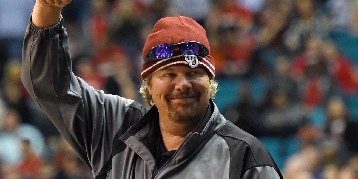 Toby Keith Fans Are Emotional After His Daughter Accepts Honorary Degree on His Behalf