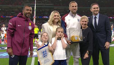 Fans spot Ashley Cole 'has done it again' as he recreates iconic pose with Kane