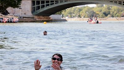 Paris Mayor Anne Hidalgo swims in Seine to prove water purity