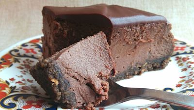 Chocolate cake recipe requires no oven and just 2 simple ingredients to make