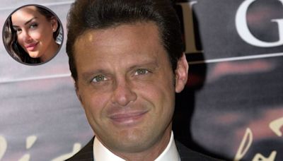 Desde la cama, la ex de Luis Miguel se llevó todas las miradas en traje de baño con cadenas