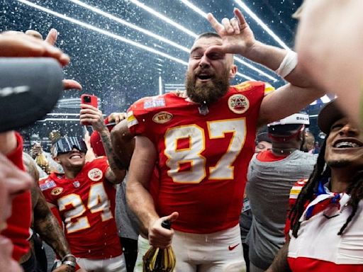 THIS Is How You Can Become An Extra In the Chiefs’ Hallmark Movie Holiday Touchdown: A Chiefs Love Story