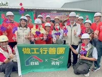 南市勞工局修繕志工不畏風雨持續出勤 市長夫人送火鶴慰勞善行