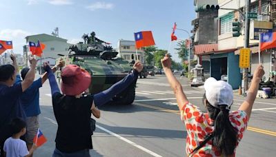 雲豹八輪甲車出現屏東市區 民眾揮國旗為國軍加油 - 自由軍武頻道