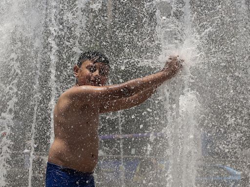 La tercera ola de calor trae 45 grados a 19 estados de México aunque habrá lluvia "fuerte"