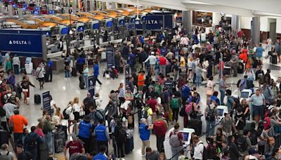 Más de 1.500 vuelos cancelados en EE.UU. por tercer día consecutivo mientras las aerolíneas se recuperan lentamente de la interrupción tecnológica mundial