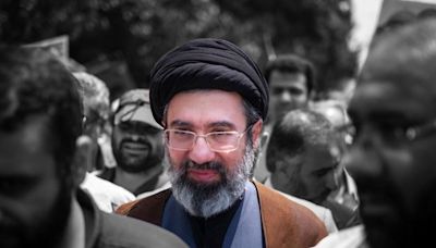 El reservado hijo del líder supremo de Irán que ejerce silenciosamente el poder tras la muerte del presidente - La Tercera