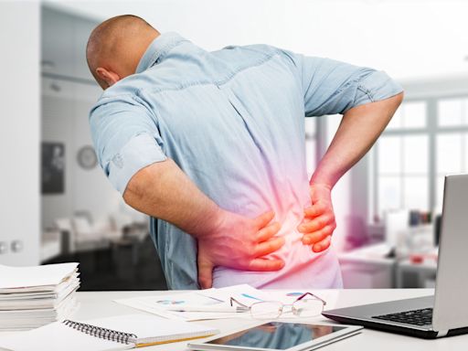 老是「腰痠背痛」？竟可能是「僵直性脊椎炎」！醫師解析僵直性脊椎炎的「5大徵兆+5種舒緩方式」