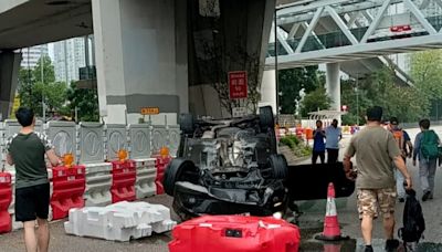 葵涌私家車撞水馬四輪朝天 司機受傷送院