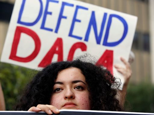 Dreamers piden protección migratoria para jóvenes nacidos en EE.UU. en una audiencia en el Senado - La Opinión