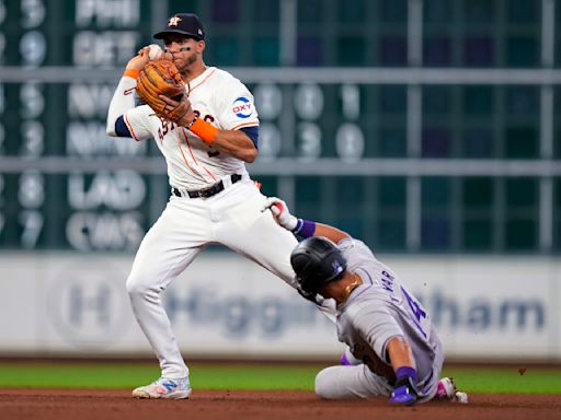 Astros shortstop Jeremy Peña misplays pop fly while taking part in an in-game TV interview