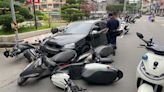 代誌大條了！19歲男無照駕友人汽車 轉彎失控「嚕倒21輛機車」 - 鏡週刊 Mirror Media