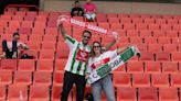 Recreativo Granada-Córdoba CF: las imágenes de la afición blanquiverde en Los Cármenes