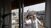 Vecinos de pisos turísticos en Barcelona: no solo aguantan las molestias, sino que se devalúan sus viviendas