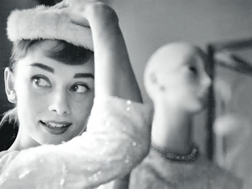 Audrey Hepburn in Paris, l'amore tra la diva e la città delle luci in un libro illustrato