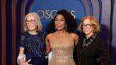 Angela Bassett recibe un óscar en los Governors Awards y celebra a las actrices negras