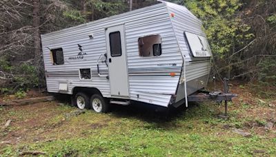 When someone dumped a trailer in B.C.’s backcountry, a group put them on blast | Globalnews.ca